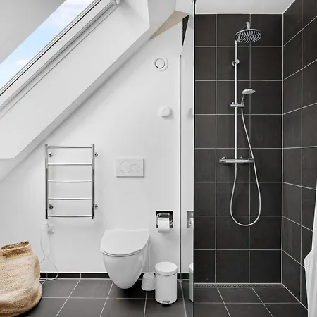 Sanders Regent 9 - Great With Terrace In Centre *